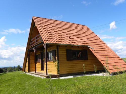 DaboにあるCozy Chalet in Dabo with Terraceの緑地の小屋