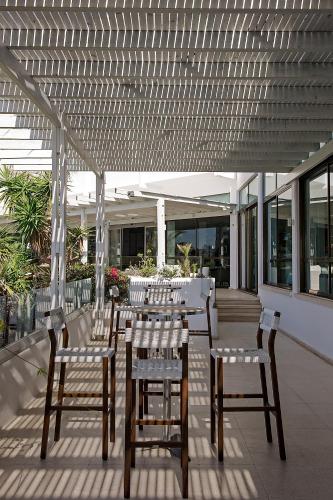 Un restaurante u otro lugar para comer en Grecian Sands Hotel