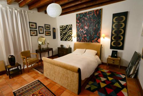 um quarto com uma cama e um sofá num quarto em L'Atelier du Grison em Callen
