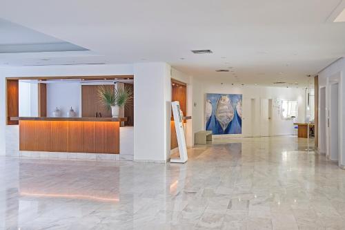 El lobby o recepción de Grecian Sands Hotel