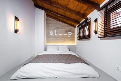 Katil atau katil-katil dalam bilik di Olganos VL Luxury Rooms & Suites