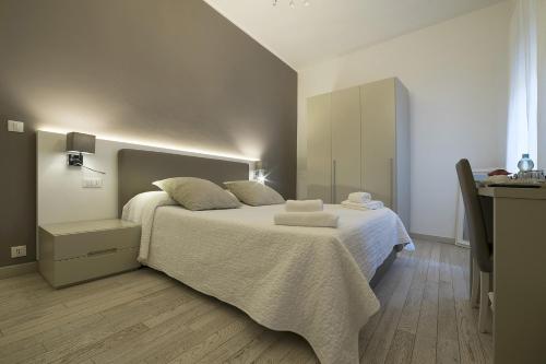 a bedroom with a large bed with white sheets at Al Portico Guest House in Venice
