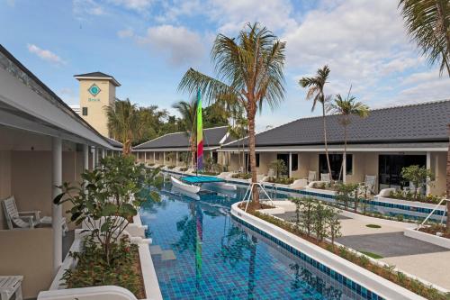 Swimming pool sa o malapit sa Tuana Hotels Brook Pool Access