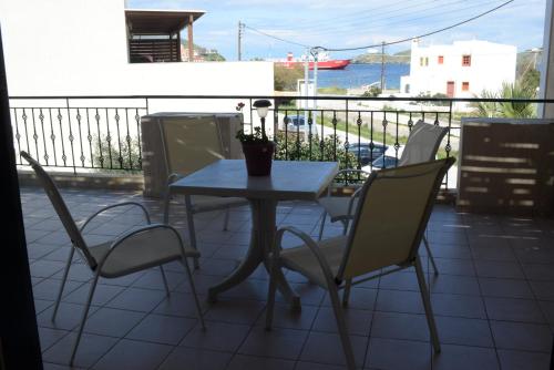 KorissiaにあるAnastasia Apartmentsのテーブルと椅子、海の景色を望むバルコニー
