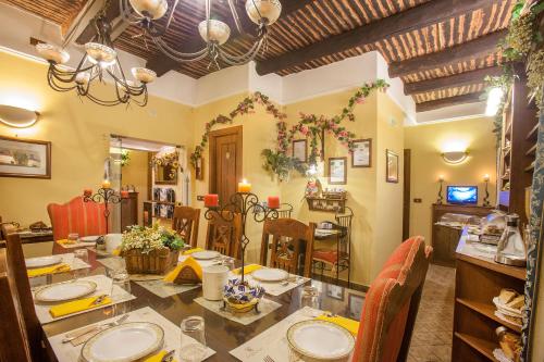 een eetkamer met een tafel en stoelen bij B&B L'Alloggio Dei Vassalli in Napels