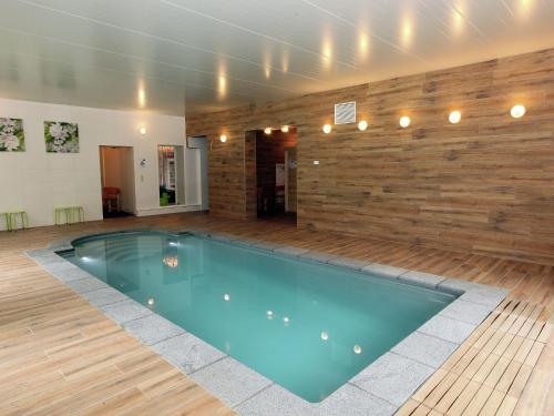 MettetにあるCastle with indoor pool and saunaの木製の壁の客室内のスイミングプール