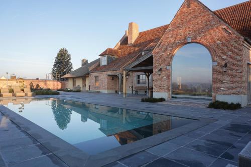 Bazén v ubytování Boutique Hotel De Brakelhoen nebo v jeho okolí