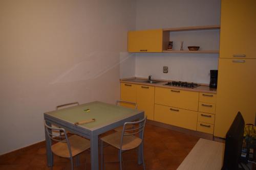 a kitchen with a table and chairs and a sink at Casa Vacanze Vecciano in Montefalco