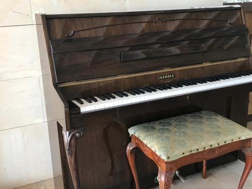 an old piano with a stool next to it at Casa Boquera in Carche