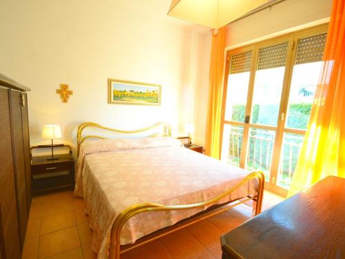 マリーナ・ディ・マッサにあるModern Holiday Home in Massa with Gardenのベッドルーム1室(ベッド1台、大きな窓付)