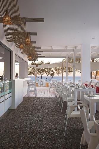 Un restaurante u otro lugar para comer en Grecian Sands Hotel