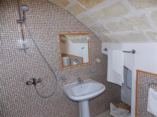 スペッキアにあるA casa du 'Ntunucciuのバスルーム(シンク、鏡付きシャワー付)
