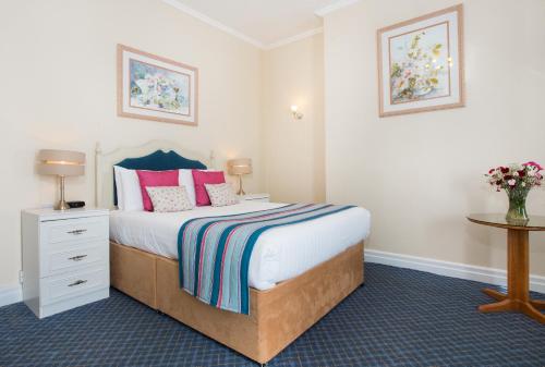 Ένα ή περισσότερα κρεβάτια σε δωμάτιο στο Livermead Cliff Hotel