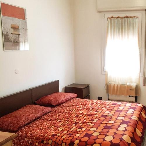 リド・ディ・イエゾロにあるBafile 2のベッドルーム(ベッド1台、窓付)