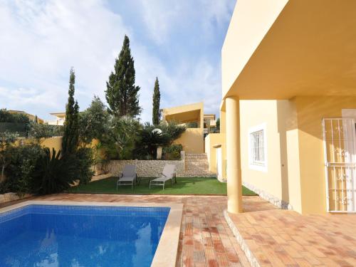 Villa with views like the pool sea Meia Praia tesisinde veya buraya yakın yüzme havuzu
