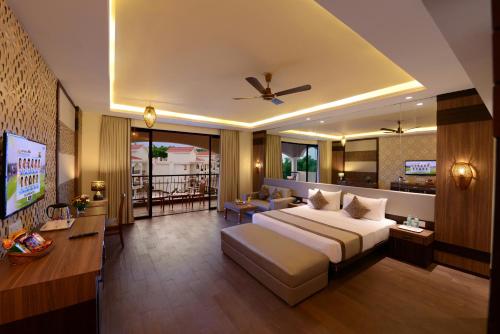 1 dormitorio con 1 cama y TV en una habitación en Resort Rio, en Arpora