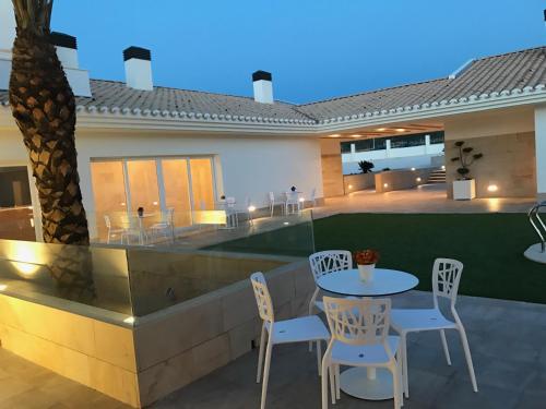 a patio with a table and chairs on a house at Casa Boquera in Carche