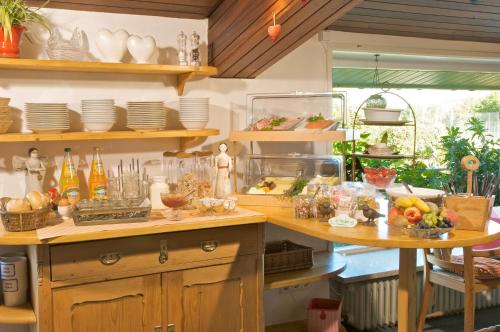 Fotografie z fotogalerie ubytování Landhotel Herzberger garni Zimmer & Ferienwohnungen v destinaci Scheidegg