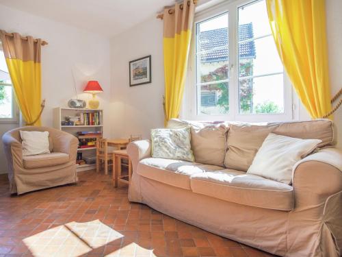 un salon avec un canapé et une chaise dans l'établissement Holiday Home in Montrichard with Pool, à Bourré