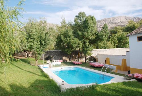 una piscina en el patio de una casa en Molino Jabonero, en Villanueva del Trabuco