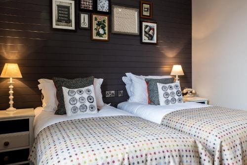 two beds sitting next to each other in a bedroom at City Gate in Exeter