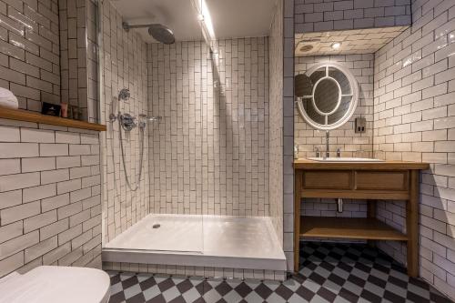 a bathroom with a tub and a sink at City Gate in Exeter