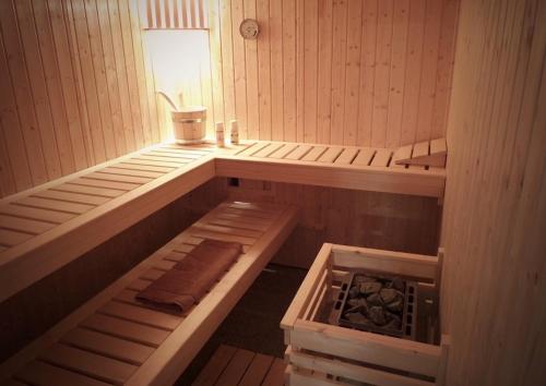 a sauna with two beds and a window in it at Ferienvilla mit Panoramablick auf den Schmachter See in Binz