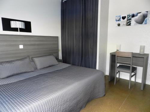 Llit o llits en una habitació de Hôtel Le Cerizay