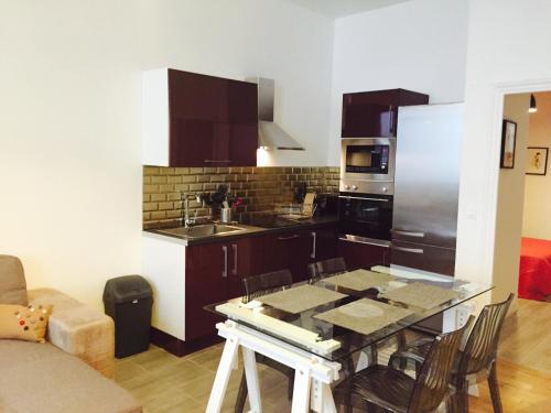 une cuisine avec une table et un comptoir dans l'établissement CANNES FESTIVALS b, à Cannes