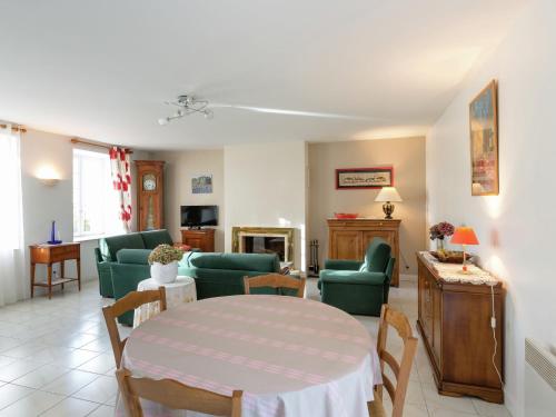 a living room with a couch and a table and chairs at Elegant Escape in Lanrelas in Lanrelas