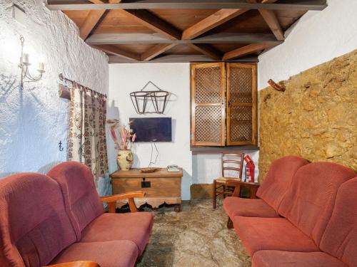 TV a/nebo společenská místnost v ubytování Charming Farmhouse Retreat