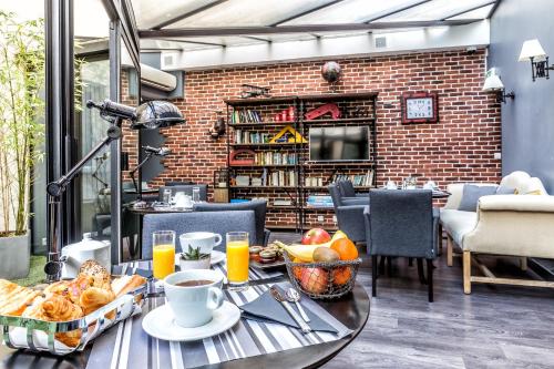 une table avec de la nourriture et des boissons sur une terrasse dans l'établissement Atelier Montparnasse Hôtel, à Paris