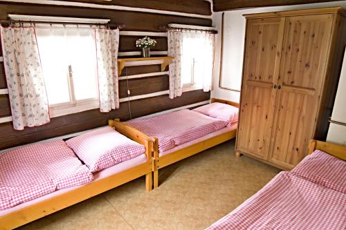 Ένα ή περισσότερα κρεβάτια σε δωμάτιο στο Chalupa U Fingerů