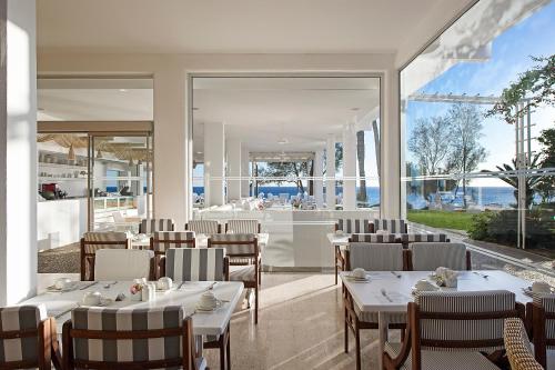 Un restaurante o sitio para comer en Grecian Sands Hotel