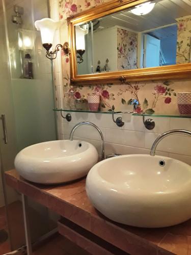 two white sinks on a counter in a bathroom at Hotel Töyrylä Manor in Artjärvi