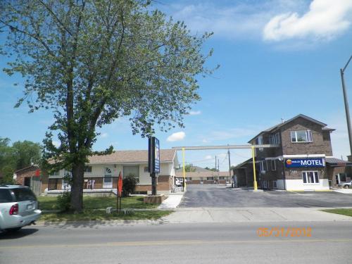 a car is parked in front of a gas station at Sunparlor Motel in Leamington