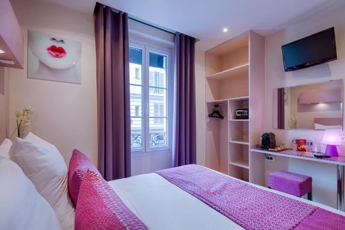 パリにあるピンク ホテルのベッドルーム1室(ピンクの枕が付くベッド1台、窓付)