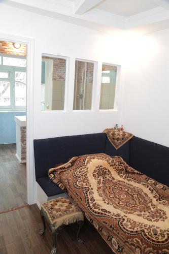 Un dormitorio con una cama con una manta. en Apartment on Samarqand Kochasi, en Tashkent