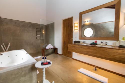 Koupelna v ubytování Kings Pavilion Luxury Hotel