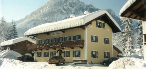 ein großes Gebäude mit Schnee darüber in der Unterkunft Haus Stefanie in Inzell