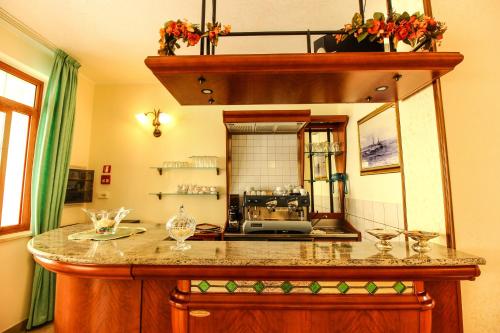 A kitchen or kitchenette at Gran Residence Marisa