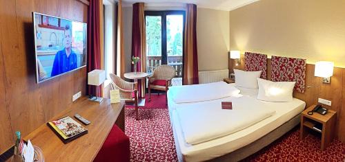 Кровать или кровати в номере Parkhotel Margaretenhof
