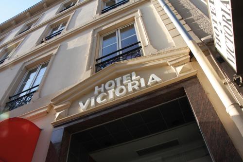 un edificio con una señal para un hotel vitoria en Hotel Victoria en Estrasburgo