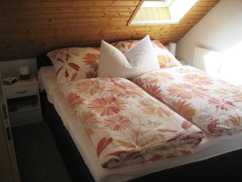 Un pat sau paturi într-o cameră la Ferienwohnung R & W Schulz