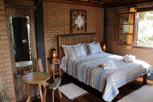 En eller flere senge i et værelse på Chalés de Analuz