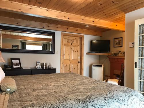 Кровать или кровати в номере Mackenzie Motel & Cottages