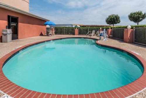 Kolam renang di atau dekat dengan Super 8 by Wyndham Fort Worth North
