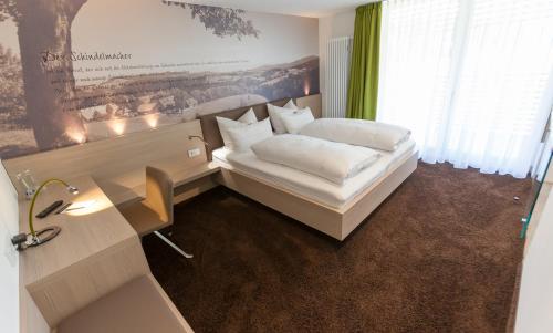 Ένα ή περισσότερα κρεβάτια σε δωμάτιο στο Bollenhuthotel Kirnbacher Hof