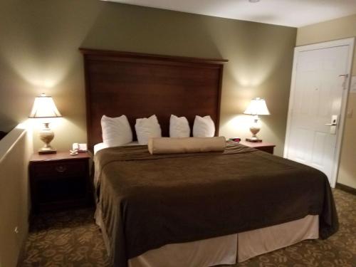 a hotel room with a large bed with two lamps at Best Western Salbasgeon Inn & Suites in Reedsport