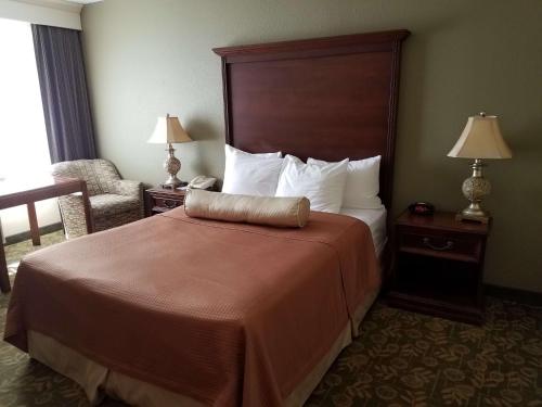 a hotel room with a bed and a chair at Best Western Salbasgeon Inn & Suites in Reedsport